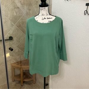 344- D&Co. NWOT Green Mid-Sleeve Top with Cute buttons in Sleeves. Size Large.